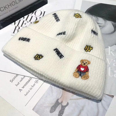 2023 New Bear Letter Wool Hat Женска корейска модна шапка Trend Топла защита на ушите Сладка зимна плетена шапка Tide
