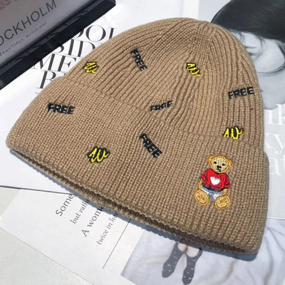 2023 New Bear Letter Wool Hat Женска корейска модна шапка Trend Топла защита на ушите Сладка зимна плетена шапка Tide