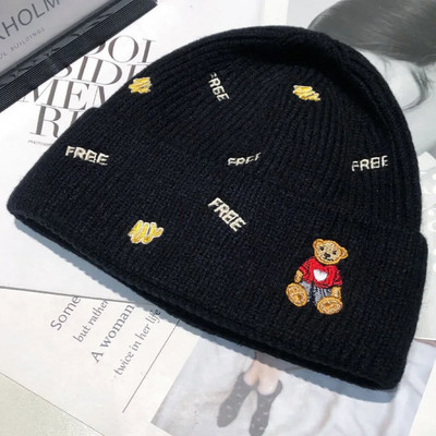 2023 New Bear Letter Wool Hat Женска корейска модна шапка Trend Топла защита на ушите Сладка зимна плетена шапка Tide