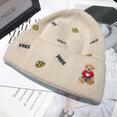 2023 New Bear Letter Wool Hat Женска корейска модна шапка Trend Топла защита на ушите Сладка зимна плетена шапка Tide