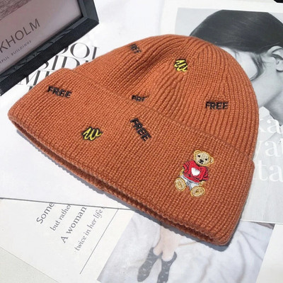 2023 New Bear Letter Wool Hat Женска корейска модна шапка Trend Топла защита на ушите Сладка зимна плетена шапка Tide
