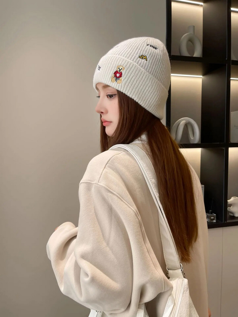 2023 New Bear Letter Wool Hat Женска корейска модна шапка Trend Топла защита на ушите Сладка зимна плетена шапка Tide