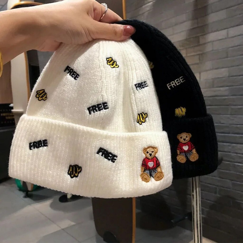 2023 New Bear Letter Wool Hat Женска корейска модна шапка Trend Топла защита на ушите Сладка зимна плетена шапка Tide
