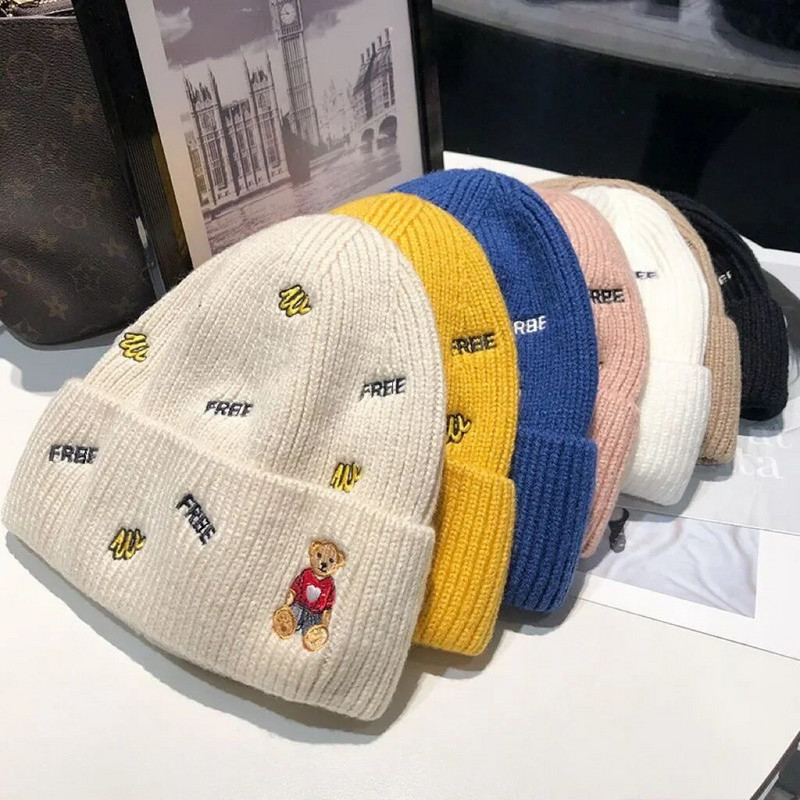 2023 New Bear Letter Wool Hat Женска корейска модна шапка Trend Топла защита на ушите Сладка зимна плетена шапка Tide