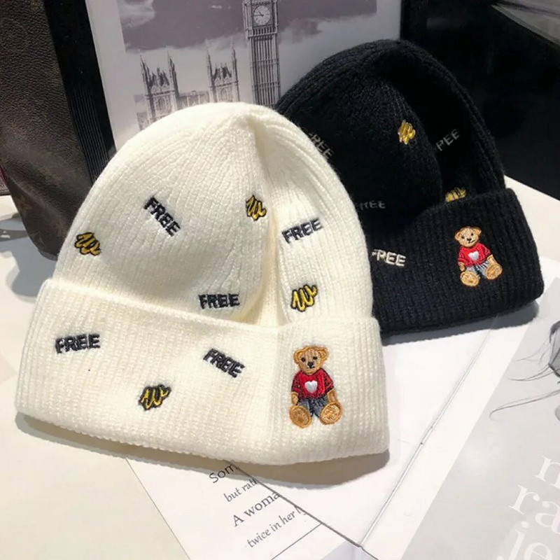 2023 New Bear Letter Wool Hat Женска корейска модна шапка Trend Топла защита на ушите Сладка зимна плетена шапка Tide