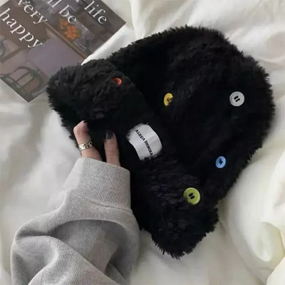 Mīksta, pūkaina plīša stila poga Sieviešu mākslīgās kažokādas Adīšana Krāsainas kausa cepures Mūsu durvis Ziemas silta ausu aizsardzība Adīšana Vilnas cepure