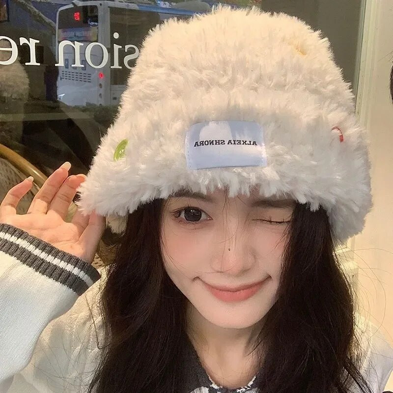 Mīksta, pūkaina plīša stila poga Sieviešu mākslīgās kažokādas Adīšana Krāsainas kausa cepures Mūsu durvis Ziemas silta ausu aizsardzība Adīšana Vilnas cepure