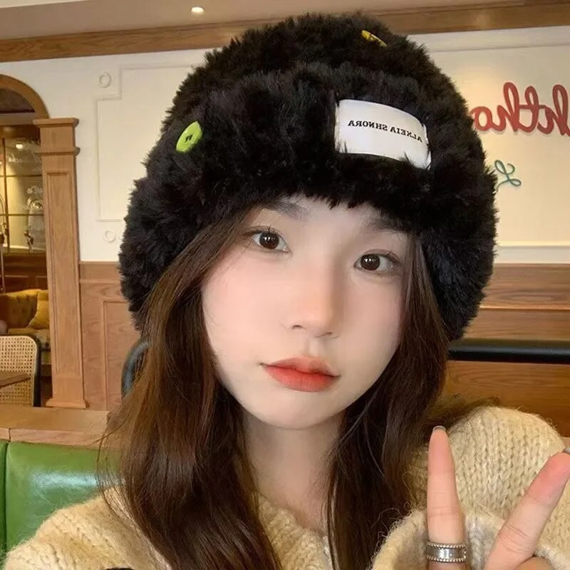 Mīksta, pūkaina plīša stila poga Sieviešu mākslīgās kažokādas Adīšana Krāsainas kausa cepures Mūsu durvis Ziemas silta ausu aizsardzība Adīšana Vilnas cepure