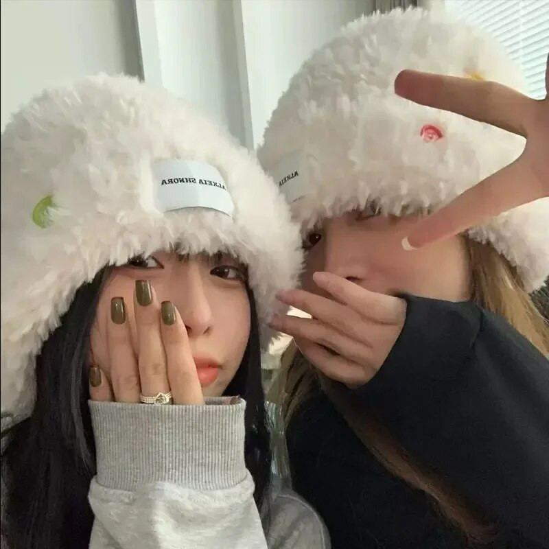 Mīksta, pūkaina plīša stila poga Sieviešu mākslīgās kažokādas Adīšana Krāsainas kausa cepures Mūsu durvis Ziemas silta ausu aizsardzība Adīšana Vilnas cepure