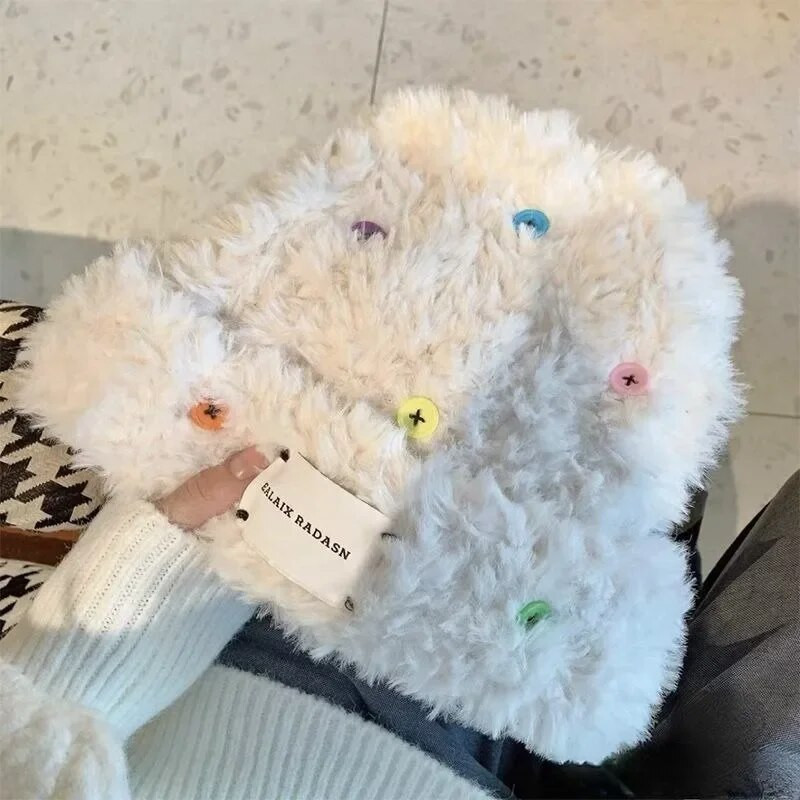 Mīksta, pūkaina plīša stila poga Sieviešu mākslīgās kažokādas Adīšana Krāsainas kausa cepures Mūsu durvis Ziemas silta ausu aizsardzība Adīšana Vilnas cepure