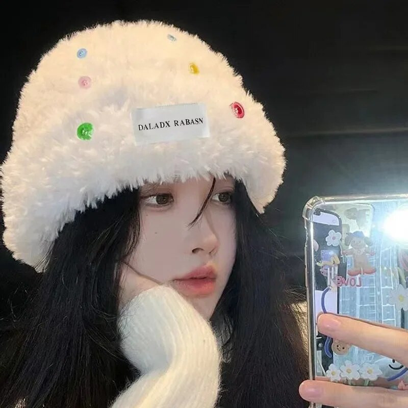 Talvine plüüsist müts Tüdruk armas värviline nööp Dekoratiivne müts Naiste Korea Mood Paksendatud Soe Külmakindlad Mütsid Skullies Nokamütsid