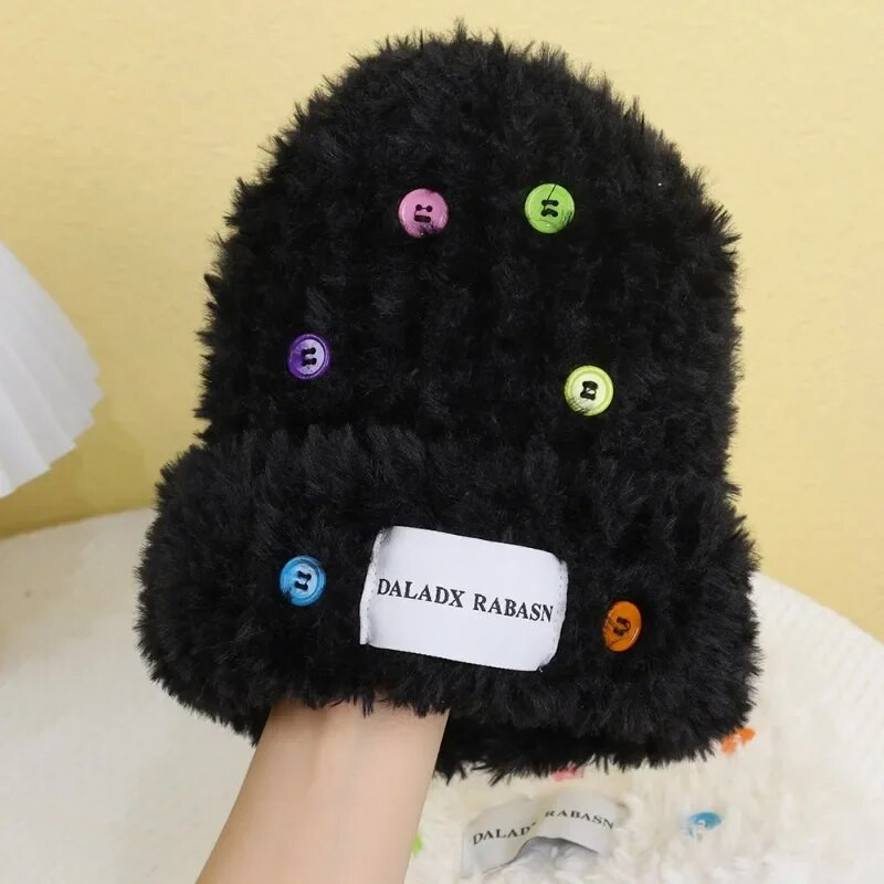 Talvine plüüsist müts Tüdruk armas värviline nööp Dekoratiivne müts Naiste Korea Mood Paksendatud Soe Külmakindlad Mütsid Skullies Nokamütsid