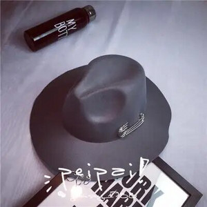 2017. gada jauns, platas malas piespraudes metāla gredzeni, melni plakanu malu filca džeza cepure Rudens ziemas vilnas bouleri cepures sievietēm vīriešiem