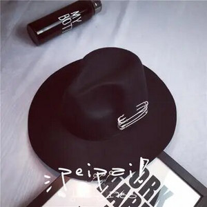 2017. gada jauns, platas malas piespraudes metāla gredzeni, melni plakanu malu filca džeza cepure Rudens ziemas vilnas bouleri cepures sievietēm vīriešiem