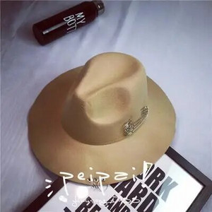 2017. gada jauns, platas malas piespraudes metāla gredzeni, melni plakanu malu filca džeza cepure Rudens ziemas vilnas bouleri cepures sievietēm vīriešiem