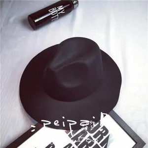 2017. gada jauns, platas malas piespraudes metāla gredzeni, melni plakanu malu filca džeza cepure Rudens ziemas vilnas bouleri cepures sievietēm vīriešiem