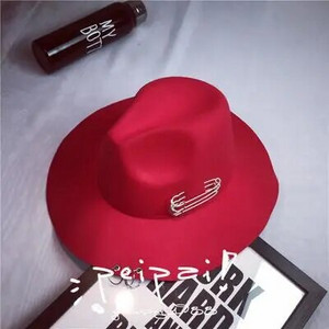 2017. gada jauns, platas malas piespraudes metāla gredzeni, melni plakanu malu filca džeza cepure Rudens ziemas vilnas bouleri cepures sievietēm vīriešiem