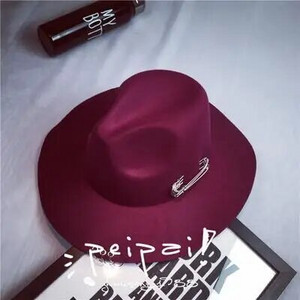 2017. gada jauns, platas malas piespraudes metāla gredzeni, melni plakanu malu filca džeza cepure Rudens ziemas vilnas bouleri cepures sievietēm vīriešiem