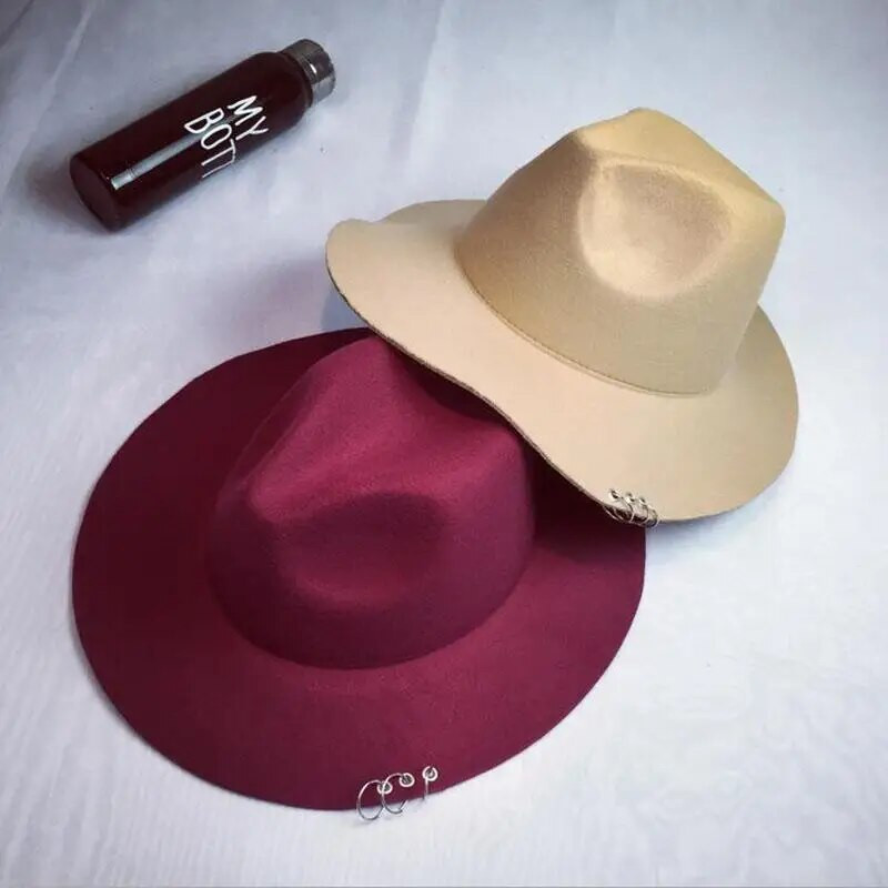 2017. gada jauns, platas malas piespraudes metāla gredzeni, melni plakanu malu filca džeza cepure Rudens ziemas vilnas bouleri cepures sievietēm vīriešiem