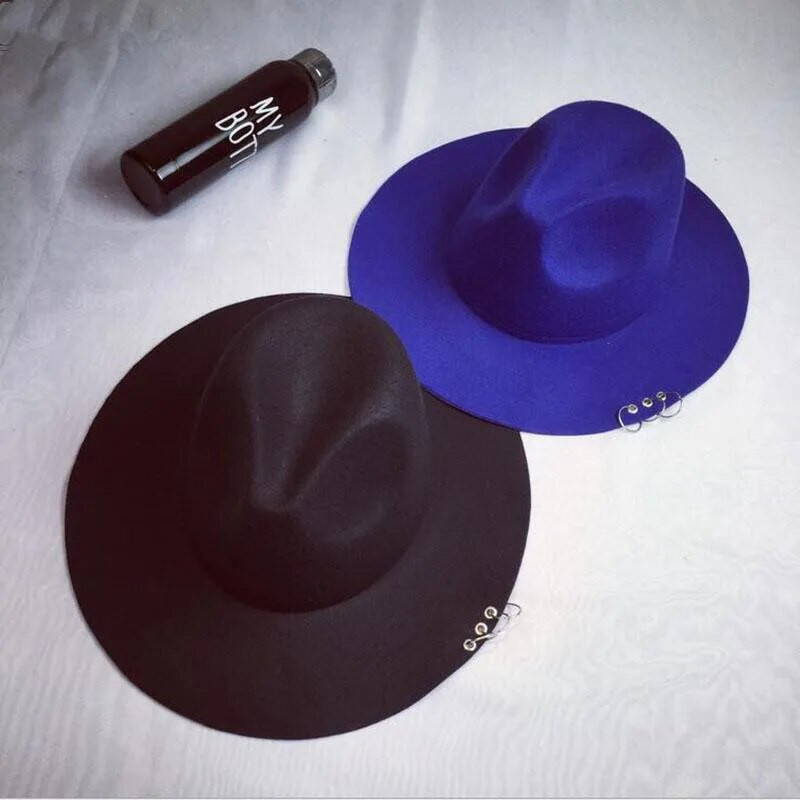 2017. gada jauns, platas malas piespraudes metāla gredzeni, melni plakanu malu filca džeza cepure Rudens ziemas vilnas bouleri cepures sievietēm vīriešiem