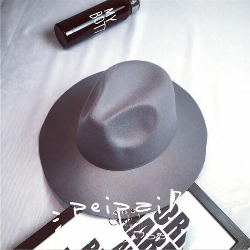 2017. gada jauns, platas malas piespraudes metāla gredzeni, melni plakanu malu filca džeza cepure Rudens ziemas vilnas bouleri cepures sievietēm vīriešiem