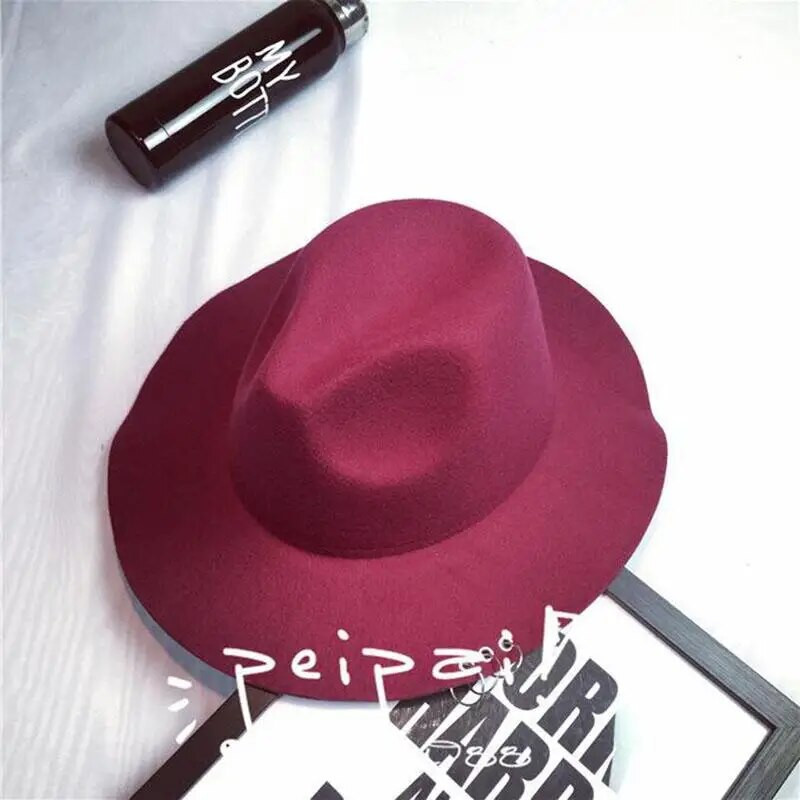 2017. gada jauns, platas malas piespraudes metāla gredzeni, melni plakanu malu filca džeza cepure Rudens ziemas vilnas bouleri cepures sievietēm vīriešiem