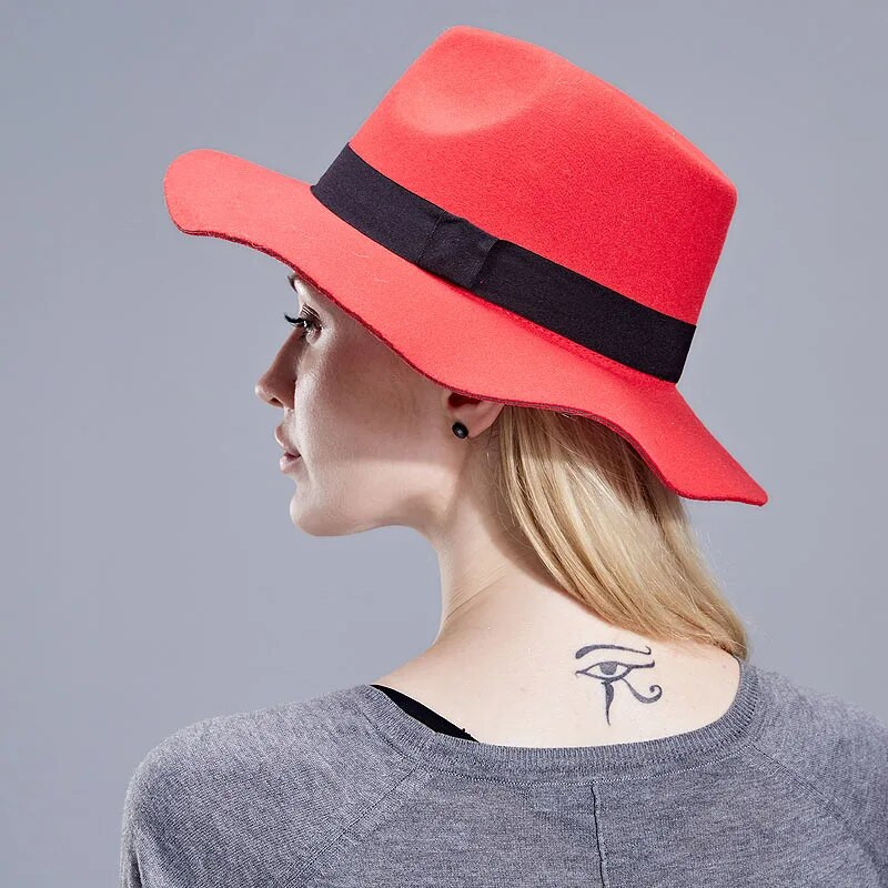 2018. aasta sügistalvine naiste viltkübar Fedoras suure äärega mütsid naistele Briti stiilis vintage kirikumütsid Lady Flat Brim Fedoras