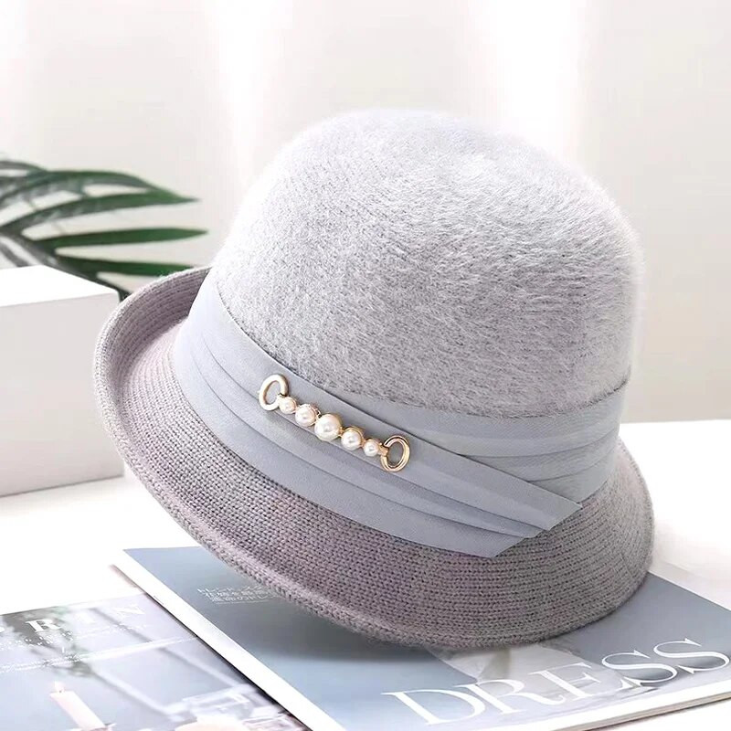 Új divatos téli meleg vödörsapka nőknek egyszínű Fedoras elegáns plüss mosdósapkák Pearl Decor Colthing kiegészítőkkel