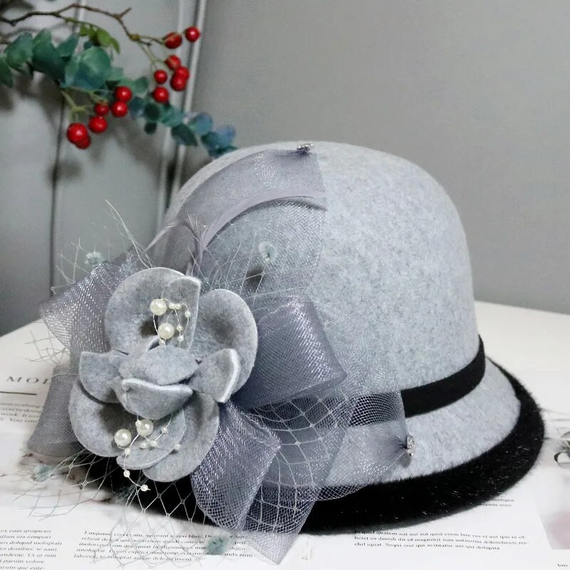 Sieviešu mode Eleganta Fedoras cepure franču stila gleznotāja cepure Cepure Vintage silta ballīte cilindriska cepure Spalvas ziedu ornaments Billycock cepure