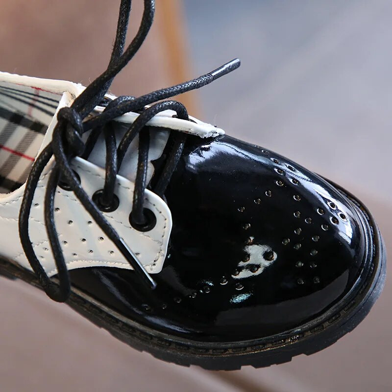 Moodsad poiste tüdrukute nahast kingad 2023 Lastele uue stiiliga Oxfordi laste korterid beebikoolipeoks pidulikuks pulmadeks mõeldud nahast kingad