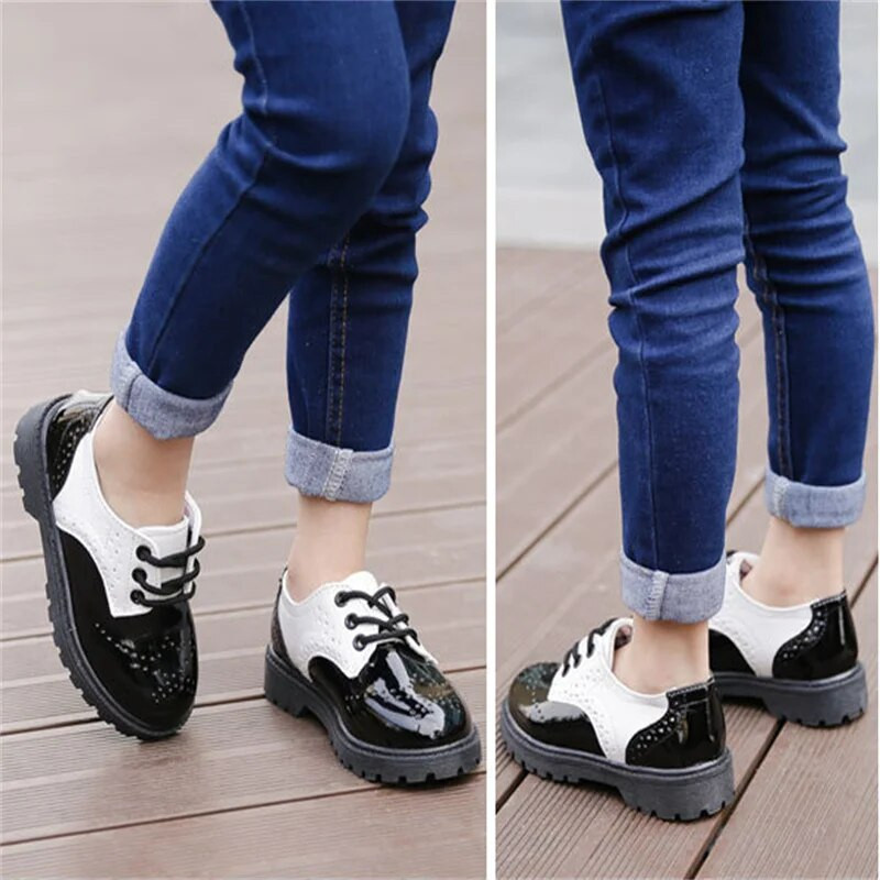 Moodsad poiste tüdrukute nahast kingad 2023 Lastele uue stiiliga Oxfordi laste korterid beebikoolipeoks pidulikuks pulmadeks mõeldud nahast kingad