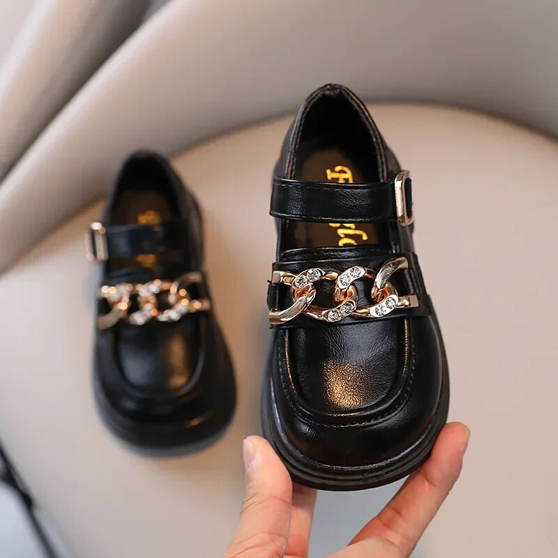 2024 Παπούτσια Princess Baby Girl Αντιολισθητικά, επίπεδη μαλακή σόλα PU Δερμάτινα παπούτσια για κορίτσια Pretty Crystal Metal Chain Παιδικά Loafers