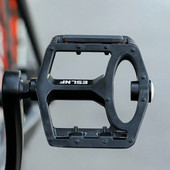 Bez piepūles pedāļu pedāļi Led Light velosipēdu pedāļi Viegli, augstas stiprības neslīdošs dizains ērtai uzstādīšanai uz universālā