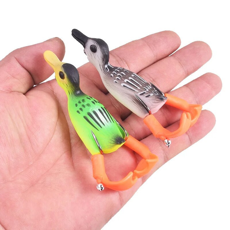Topwater Ducking Silikona makšķerēšanas mānekļi 9cm 11,5g Bass Frog Double Propeller Flipper Duck Vobleri mākslīgās gumijas ēsma​