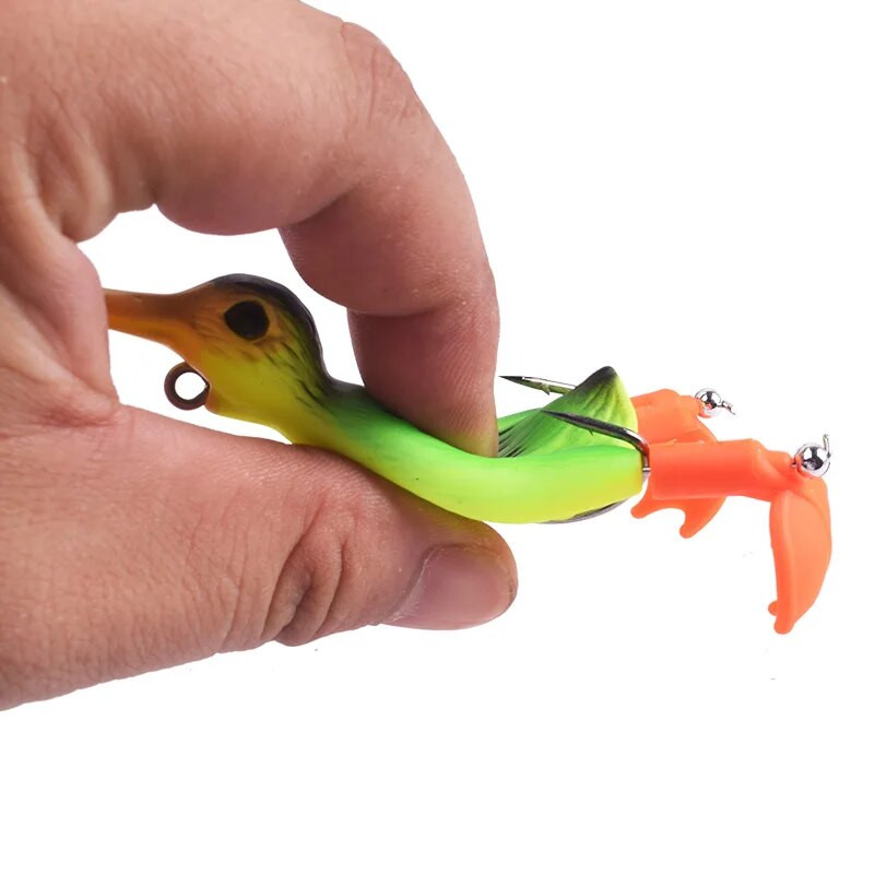 Topwater Ducking Silikona makšķerēšanas mānekļi 9cm 11,5g Bass Frog Double Propeller Flipper Duck Vobleri mākslīgās gumijas ēsma​