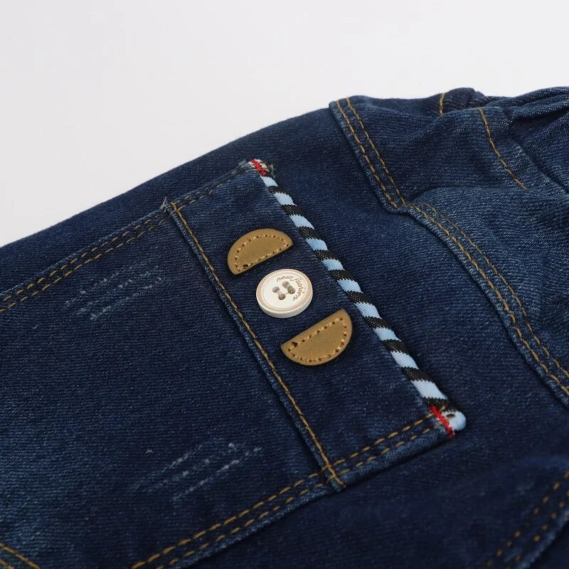 Uued lapsed, poisid, teksariided, püksid, püksid, lapsed kannavad pika põhjaga rõivaid.