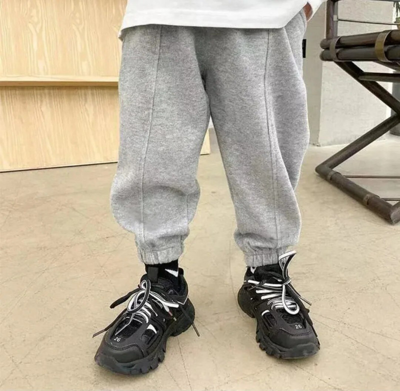 Pavasarį ir rudenį Naujos vaikiškos kelnės Vieno stiliaus berniukų ir mergaičių mados Viską atitinkančios medvilnės vaikiškos sportinės kelnės Laisvalaikio kelnės