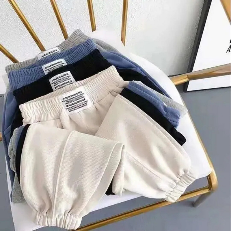 Pavasarį ir rudenį Naujos vaikiškos kelnės Vieno stiliaus berniukų ir mergaičių mados Viską atitinkančios medvilnės vaikiškos sportinės kelnės Laisvalaikio kelnės