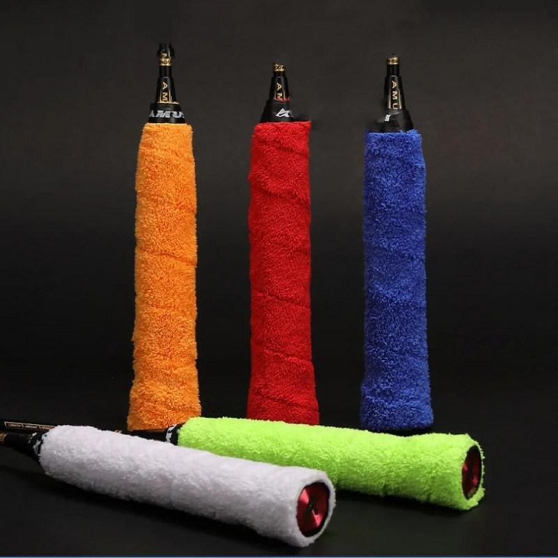 Augstas kvalitātes tenisa badmintona rakešu pārklāji, kokvilnas dvieļu satvērēji, lente, sviedru uzsūcēji.