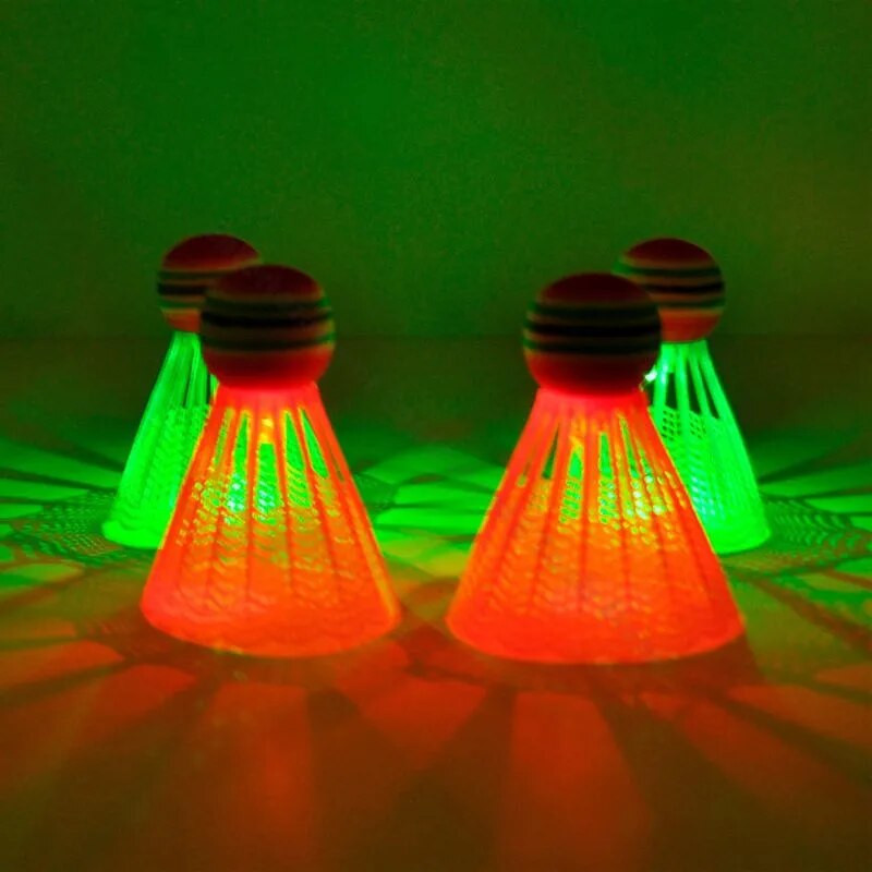 4gab LED apgaismojuma badmintona putniņi, kas spīd tumšā naktī Neilona shuttlecock varavīksnes bumbas galva, kas paredzēta iekštelpu sportam