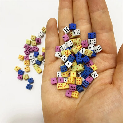 100 tk 5 * 5 * 5 mm Mini D6 akrüülist mänguri täisnurkse täringuga standardne kuuepoolne kuubik lauamängutarvikute jaoks