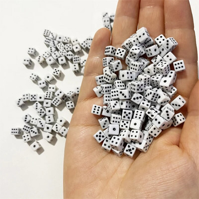 100 tk 5 * 5 * 5 mm Mini D6 akrüülist mänguri täisnurkse täringuga standardne kuuepoolne kuubik lauamängutarvikute jaoks