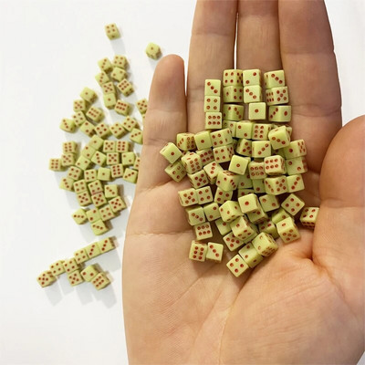 100 tk 5 * 5 * 5 mm Mini D6 akrüülist mänguri täisnurkse täringuga standardne kuuepoolne kuubik lauamängutarvikute jaoks