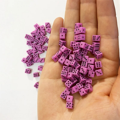 100 tk 5 * 5 * 5 mm Mini D6 akrüülist mänguri täisnurkse täringuga standardne kuuepoolne kuubik lauamängutarvikute jaoks