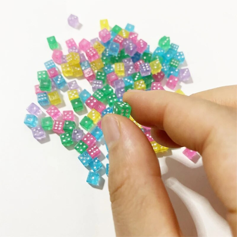 100 tk 5 * 5 * 5 mm Mini D6 akrüülist mänguri täisnurkse täringuga standardne kuuepoolne kuubik lauamängutarvikute jaoks