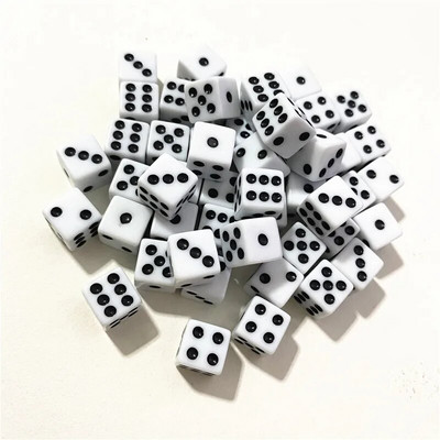 50 de bucăți 10 mm zaruri acrilice cu puncte pătrate pentru jocuri de puzzle zaruri cu 6 fețe Accesorii pentru jocuri DIY Decider Petreceri de naștere Cub negru/alb