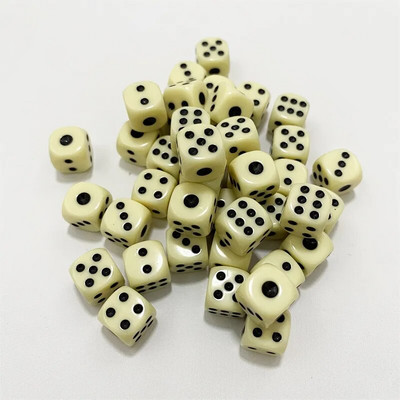 50 de bucăți 10 mm zaruri acrilice cu puncte pătrate pentru jocuri de puzzle zaruri cu 6 fețe Accesorii pentru jocuri DIY Decider Petreceri de naștere Cub negru/alb