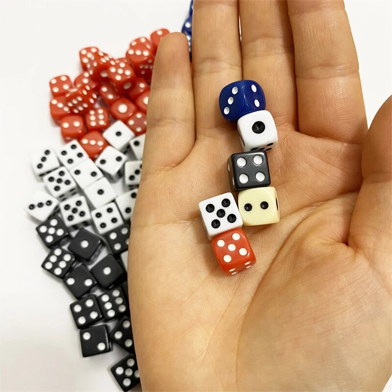 50 gabalu 10 mm akrila kvadrātveida kauliņu mīklu spēle, 6 pusēji kauliņi, DIY spēles aksesuāri, kas nosaka dzimšanas dienas ballītes, melns/balts kubs