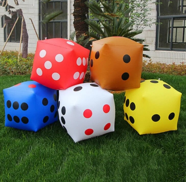 13,7 collu Jumbo piepūšamie kauliņi no Novelty White and Black Giant Dice plašajai spēlei iekštelpās un ārā