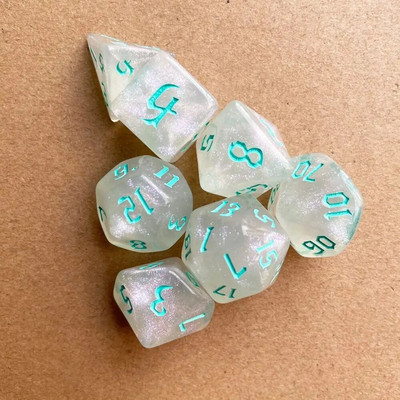 7 vnt / rinkinys Daugiabrisis skaitmeninis kauliukų rinkinys akrilo stalo žaidimas Nepermatomi daugiakampiai kauliukai 7 kauliukai, skirti DND kauliukų stalo vaidmenų žaidimui